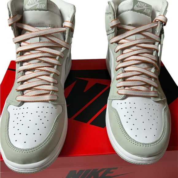 Jordan 1 High OG - Picture 3 of 4